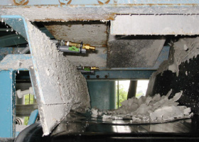 脱水ケーキコンベアに散布